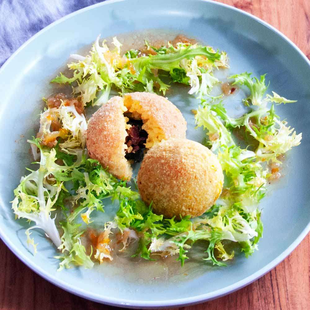 Arancini (di Riso) mit Schwarzkohl-Kochwurst-Füllung aus dem gastroback.livesign Ofen Air Fry & Pizza - für Cornelia Poletto!
